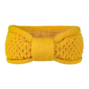 Détail d'un bandeau en tricot jaune doublé de polaire avec un nœud pour l'hiver froid.