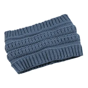 Primer plano del detalle del tejido de punto azul en una banda ancha para el invierno