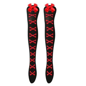 Détail de chaussettes hautes noires avec nœuds rouges et motif d'os pour le cosplay.