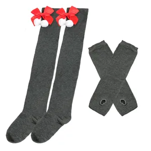 Weihnachtsset mit Overknee-Socken mit roten Schleifen und passenden Armstulpen