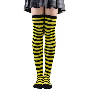 Calze parigine a righe gialle e nere per carnevale e feste a tema in stile vivace