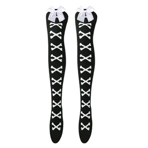 Vue détaillée de chaussettes hautes noires avec motif d'os et nœud en satin blanc