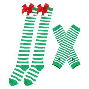 Detail des weihnachtlichen grün-weiß gestreiften Überkniestrümpfe und Armstulpen-Sets