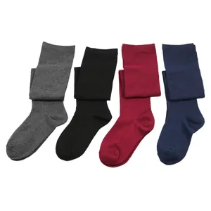 Detaillierte Makroansicht von Überknie-Socken in Übergröße in vier Unifarben auf weißem Grund