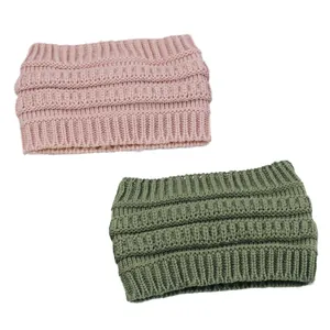Vista de detalle de diademas de punto rosa y verde oliva con textura de canalé