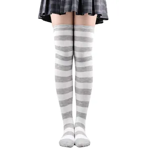 Calze sopra il ginocchio a righe grigie e bianche, ideali per cosplay e feste.