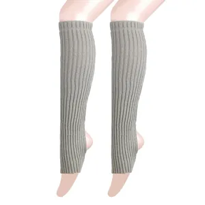 Détail de la texture des jambières en tricot gris de 50cm pour yoga et danse