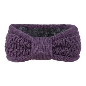 Détail d'un bandeau d'hiver en tricot violet avec doublure en polaire chaude et noeud central