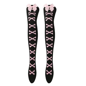 Vue détaillée des nœuds roses et motifs d'os sur des chaussettes montantes Lolita