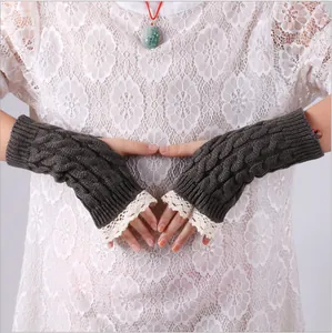 Mitaines élégantes en tricot gris avec bordure en dentelle pour une chaleur hivernale