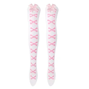 Gros plan sur des chaussettes blanches montantes avec nœuds roses et os