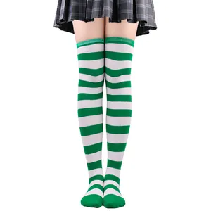 Vue détaillée des chaussettes montantes à rayures vertes et blanches pour fêtes et festivals.