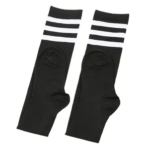 Überknie-Socken in Übergröße in Schwarz mit drei weißen Sportstreifen