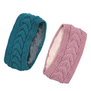 Detalle de diademas de punto trenzado con forro polar suave en color azul petróleo y rosa.