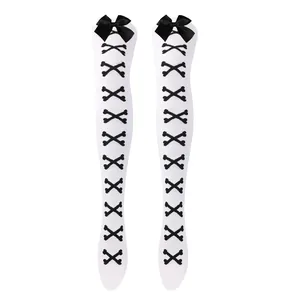 Vue détaillée de chaussettes hautes blanches avec nœuds noirs et motifs d'os croisés