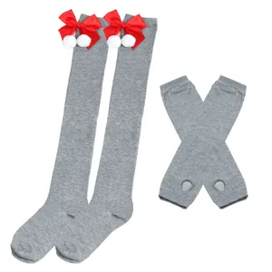 Festliches Set aus grauen Overknee-Stricksocken und Armstulpen mit roten Schleifen