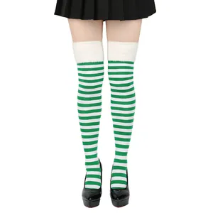 Calcetines navideños a rayas verdes y blancas por encima de la rodilla con pelo blanco