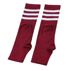 Detailansicht von weinroten Overknee-Socken in Übergröße mit klassischen weißen Streifen.