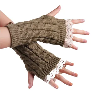 Mitaines en tricot torsadé kaki avec élégante bordure en dentelle blanche pour l'hiver