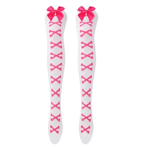 Bas blancs au-dessus du genou avec nœuds en satin rose et motifs d'os croisés décoratifs.