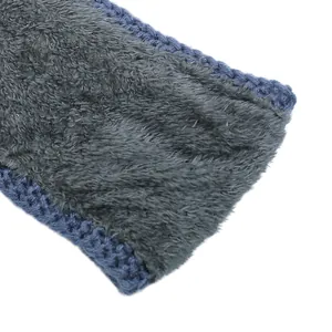 Detalle del forro polar gris y la textura de punto azul de la diadema de invierno