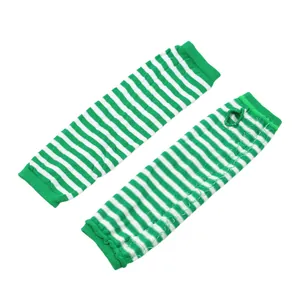 Detailansicht grüner und weiß gestreifter fingerloser Armstulpen für Weihnachten