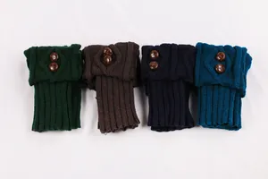 Nahaufnahme von vier Farben gestrickter Stiefelstulpen mit dekorativen Zierknöpfen