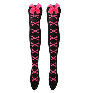 Détail de chaussettes hautes noires avec motifs d'os croisés et nœuds en satin rose