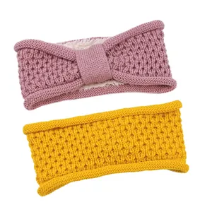 Vue détaillée de deux bandeaux tricotés avec doublure en peluche rose et jaune