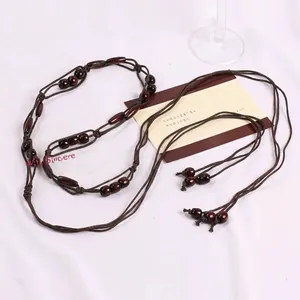 Handgevlochten bruine taille riem met houten kralen en kwastjes voor dames stijlvol