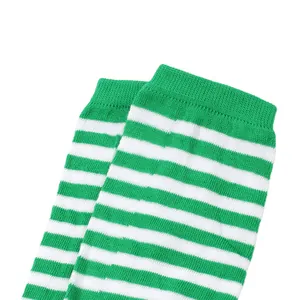 Nahaufnahme des Rippstrickbündchens und der grün-weißen Streifen der Weihnachtssocken