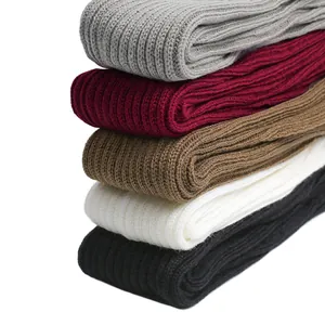 Gros plan de jambières en tricot de 50cm en plusieurs couleurs pour le yoga et la danse
