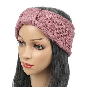 Vue détaillée du bandeau à nœud en tricot rose avec motif texturé porté par un mannequin