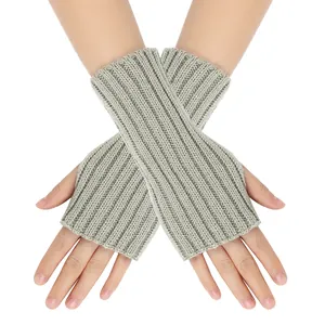 Gros plan sur des mitaines en tricot côtelé gris montrant la texture de la laine.