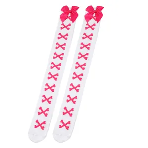 Chaussettes montantes blanches avec nœuds roses et motifs d'os