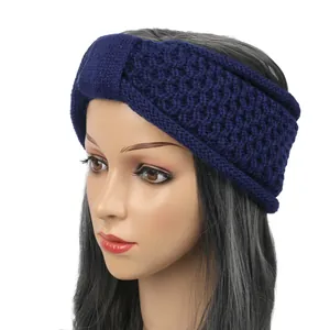 Vue détaillée d'un bandeau tricoté bleu marine doublé de polaire sur un mannequin.