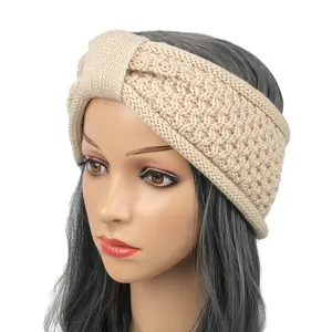 Détail d'un bandeau en tricot beige chaud avec nœud pour les oreilles en hiver
