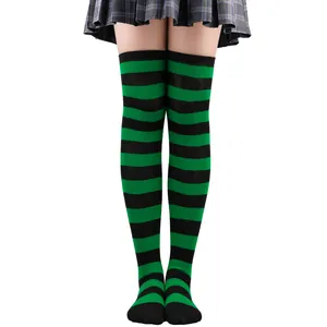 Gros plan détaillé des chaussettes montantes rayées vert et noir pour les fêtes