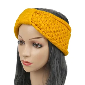Gros plan du bandeau en maille jaune avec nœud présentant le motif et les bords roulés.