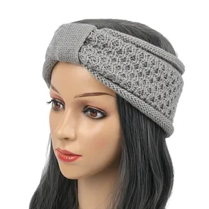 Détail du bandeau tricoté gris doublé polaire montrant la texture du crochet et le nœud.