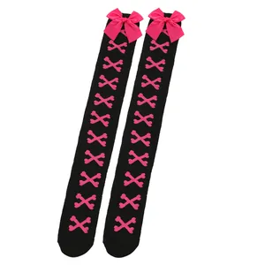 Chaussettes hautes noires avec nœuds roses et motifs d'os pour style cosplay Lolita.