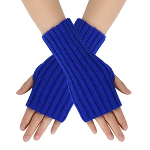 Détail des mitaines en tricot côtelé bleu vif présentées sur des mains croisées
