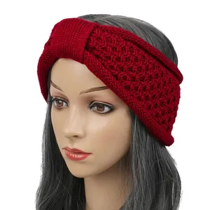 Vue détaillée d'un bandeau d'hiver en tricot rouge avec un élégant design de nœud papillon
