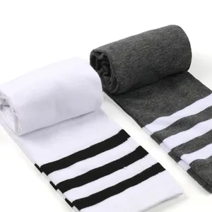 Detailansicht von Überkniestrümpfen in Übergröße, weiß und grau gestreift gestrickt