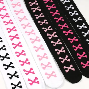 Gros plan de chaussettes hautes avec motifs d'os en plusieurs couleurs