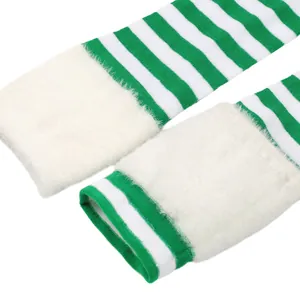 Primer plano detallado de calcetines de Navidad a rayas verdes y blancas con felpa blanca