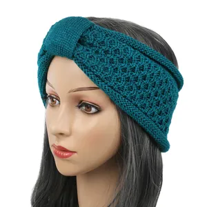 Vue détaillée d'un bandeau en tricot bleu sarcelle avec une texture d'hiver douce