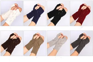 Gants en tricot sans doigts colorés avec motifs ajourés décoratifs et maille torsadée douce