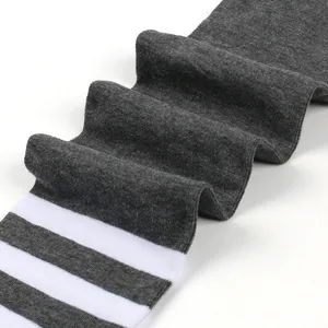 Detailansicht von dunkelgrauen Overknee-Socken in Übergröße mit weißen Streifen am Bund.