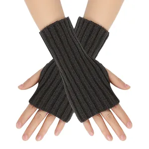 Mitaines en tricot marron foncé avec une texture à motifs de côtes verticales.